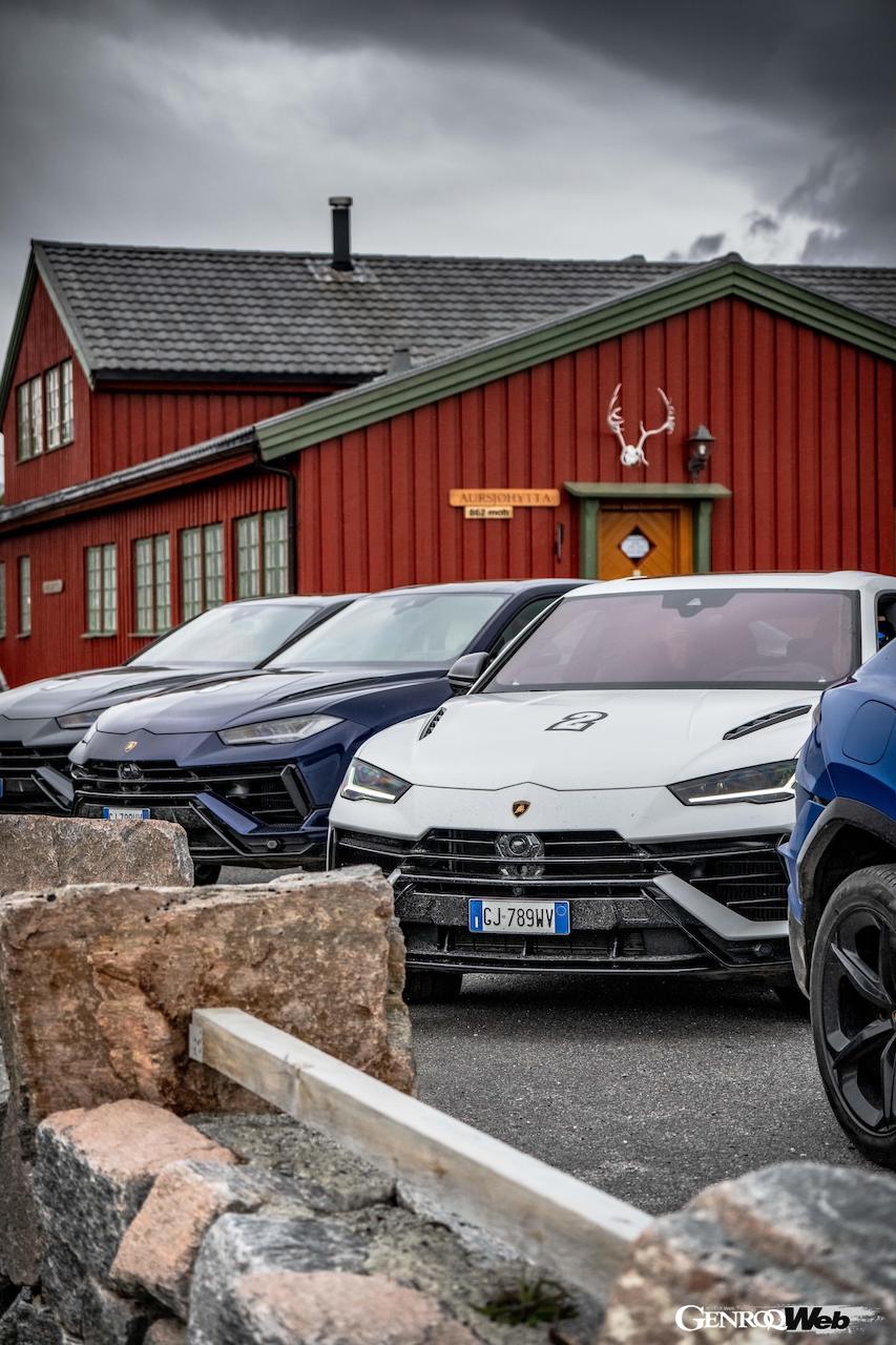 夏のノルウェーを舞台に、参加者は「ランボルギーニ ウルス S」をドライブ。各地で美しい景観や極上の食事をたっぷり堪能した。