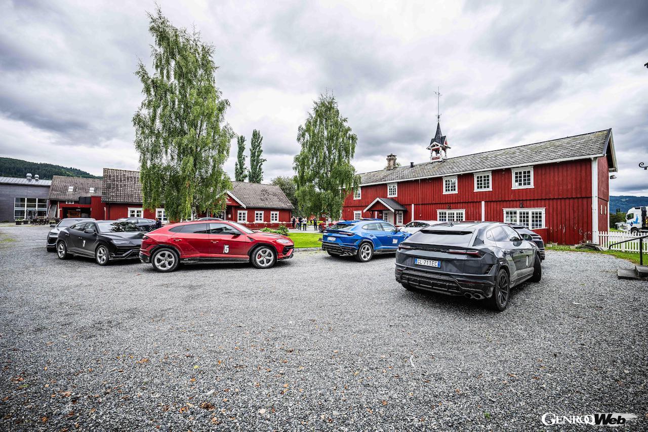 夏のノルウェーを舞台に、参加者は「ランボルギーニ ウルス S」をドライブ。各地で美しい景観や極上の食事をたっぷり堪能した。