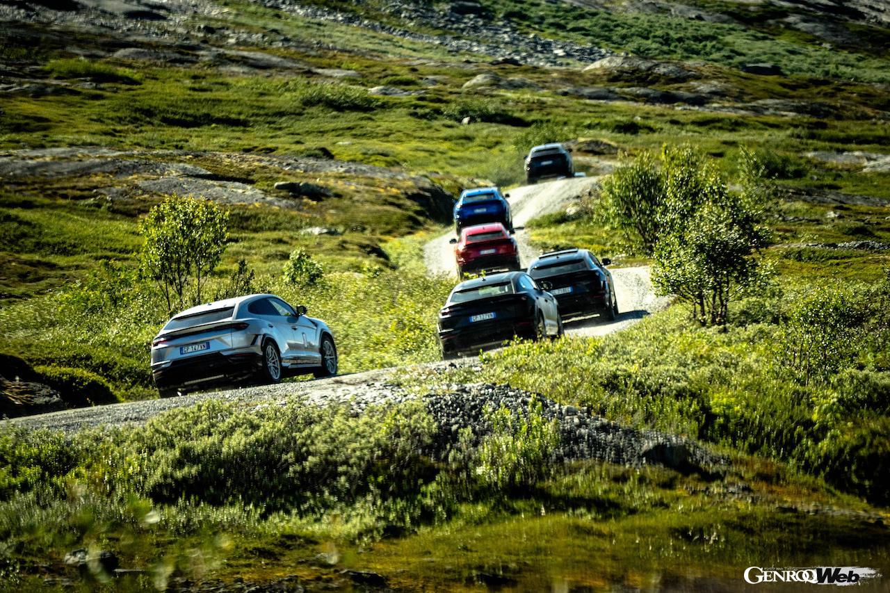 隊列を組んで走行する「ランボルギーニ ウルス S」。