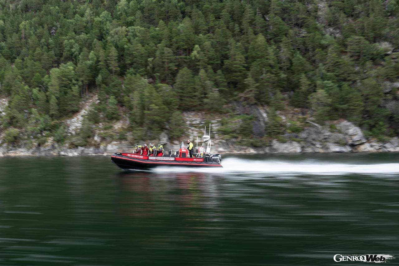 アングヴィークでは、最新パワートレインを搭載したパワーボートに乗り込み、湖でそのスピードをたっぷりと味わった。