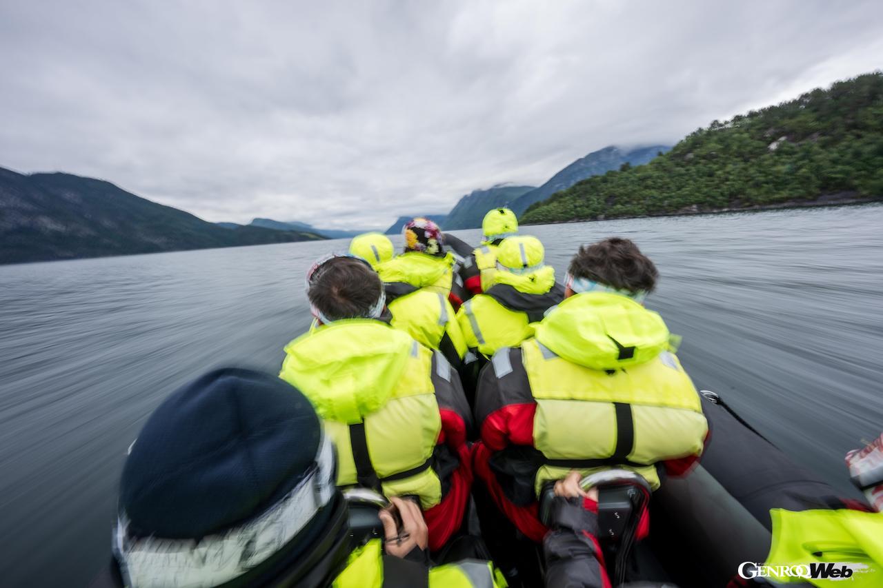 アングヴィークでは、最新パワートレインを搭載したパワーボートに乗り込み、湖でそのスピードをたっぷりと味わった。