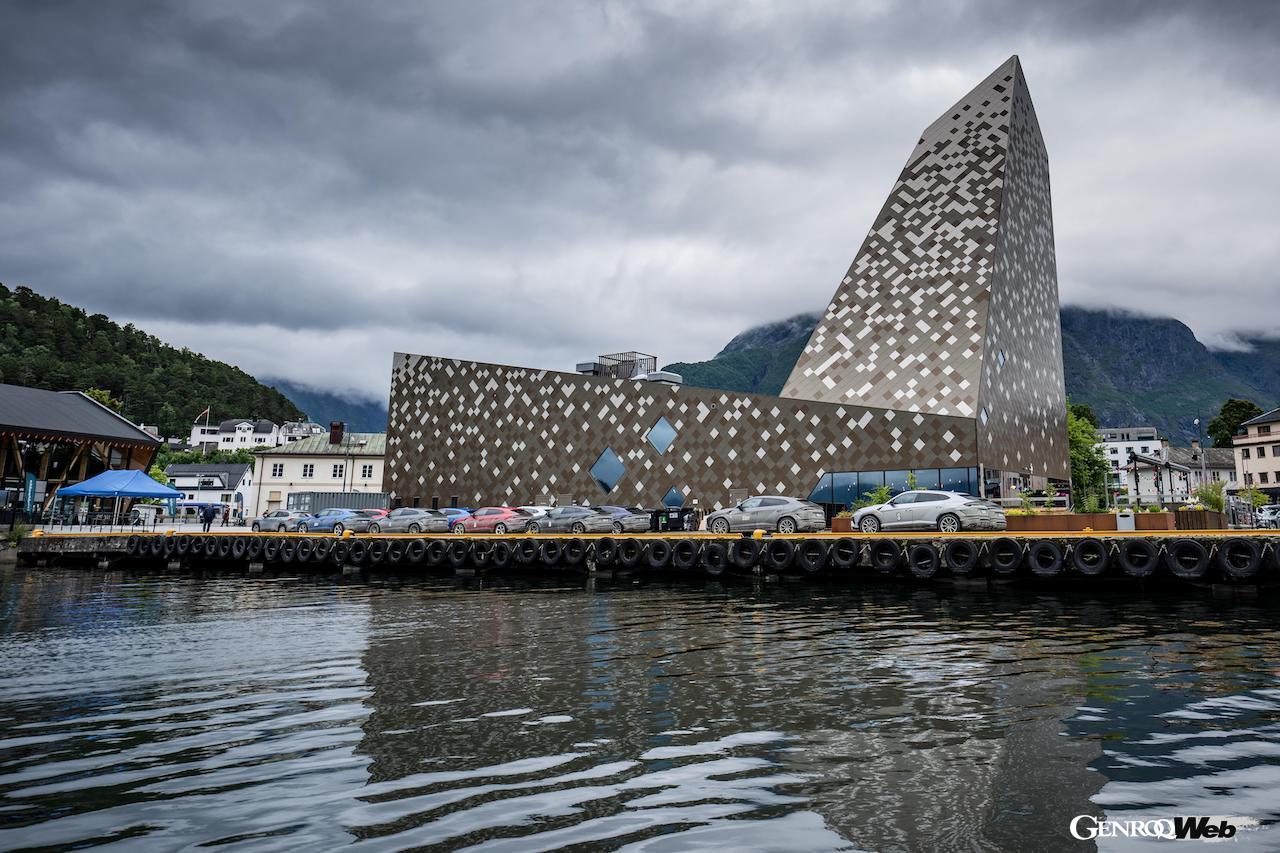 夏のノルウェーを舞台に、参加者は「ランボルギーニ ウルス S」をドライブ。各地で美しい景観や極上の食事をたっぷり堪能した。