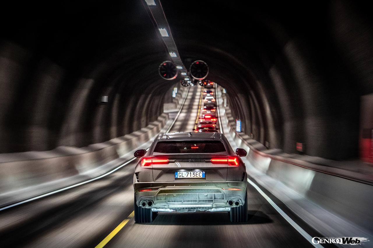 隊列を組んで走行する「ランボルギーニ ウルス S」。