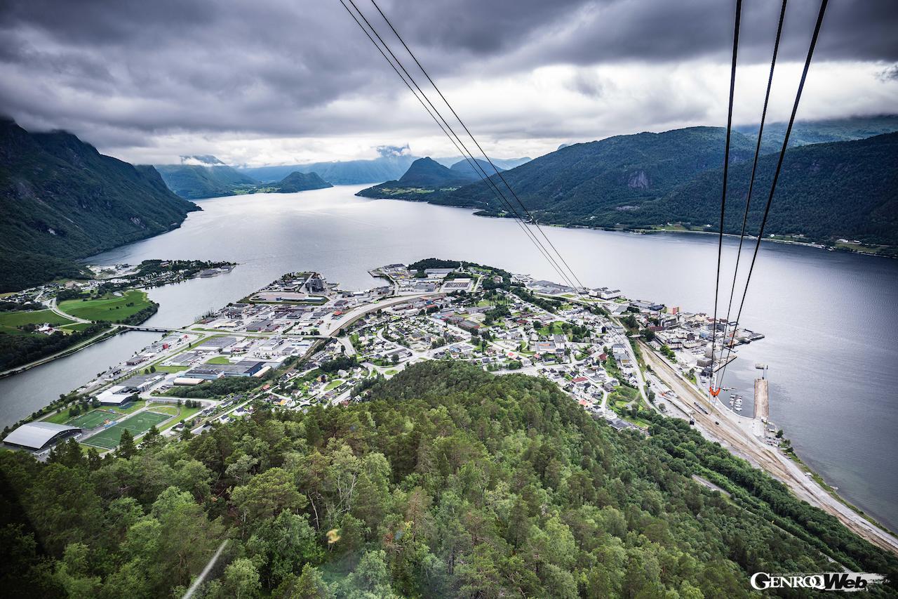 夏のノルウェーを舞台に、参加者は「ランボルギーニ ウルス S」をドライブ。各地で美しい景観や極上の食事をたっぷり堪能した。