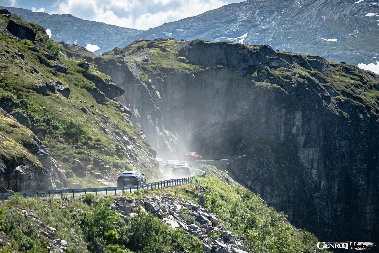隊列を組んで走行する「ランボルギーニ ウルス S」。