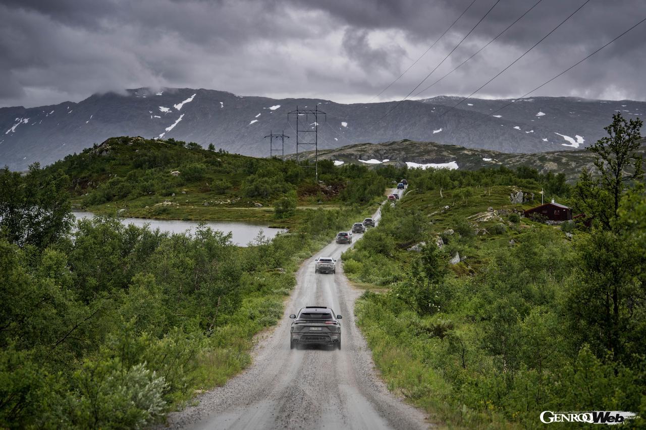 隊列を組んで走行する「ランボルギーニ ウルス S」。