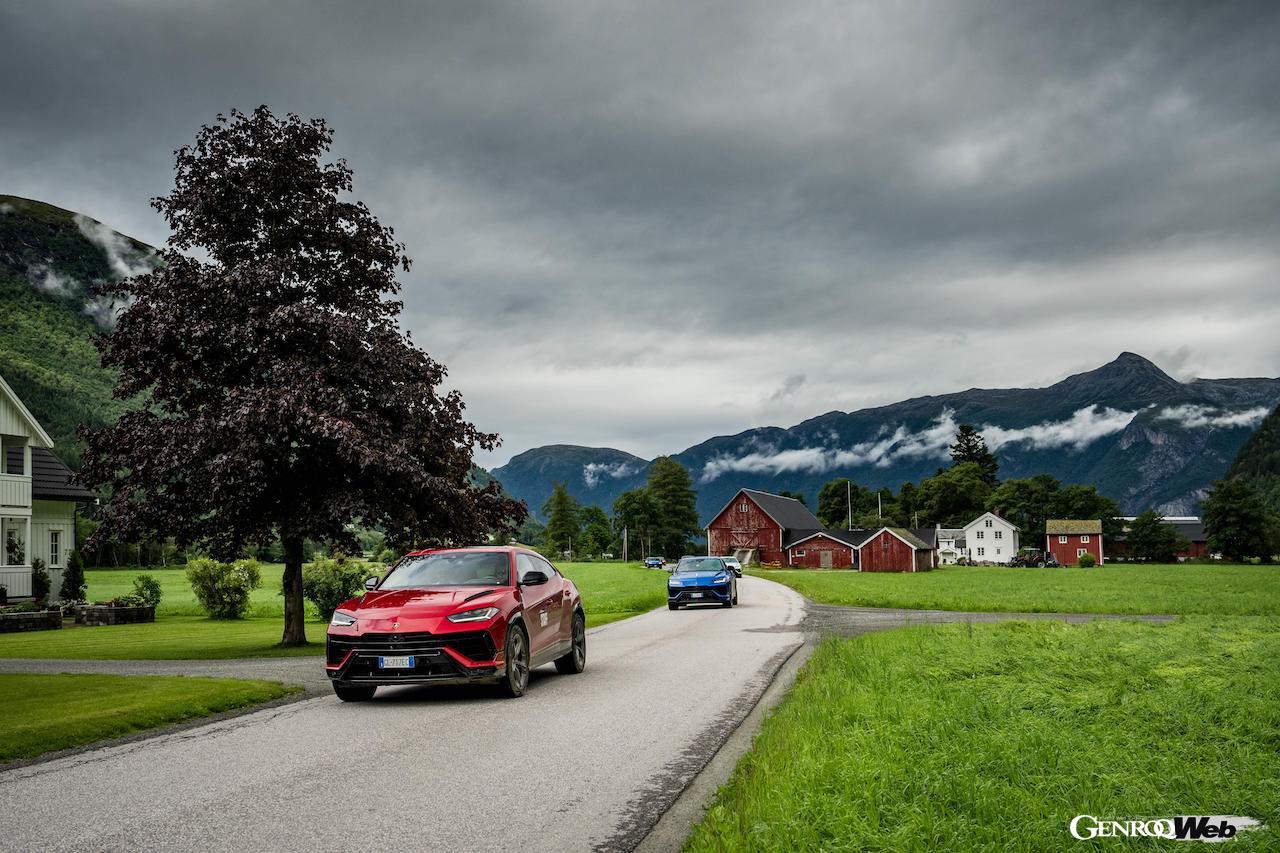 夏のノルウェーを舞台に、参加者は「ランボルギーニ ウルス S」をドライブ。各地で美しい景観や極上の食事をたっぷり堪能した。