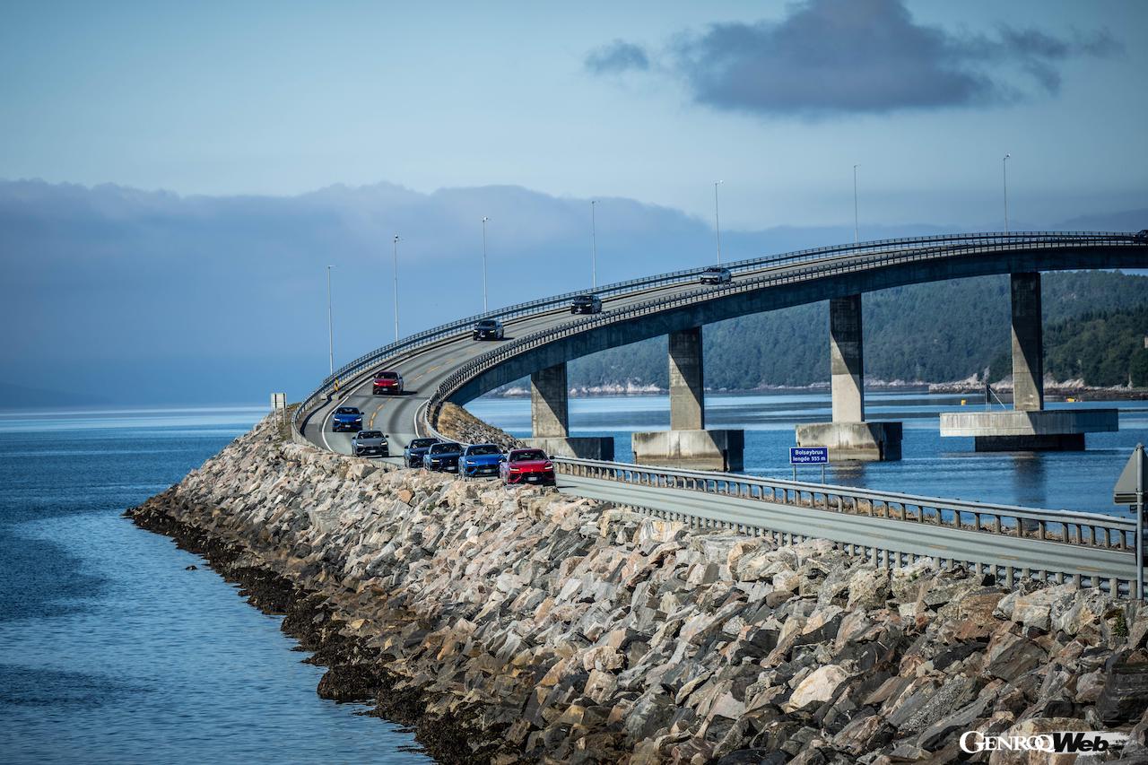 隊列を組んで走行する「ランボルギーニ ウルス S」。