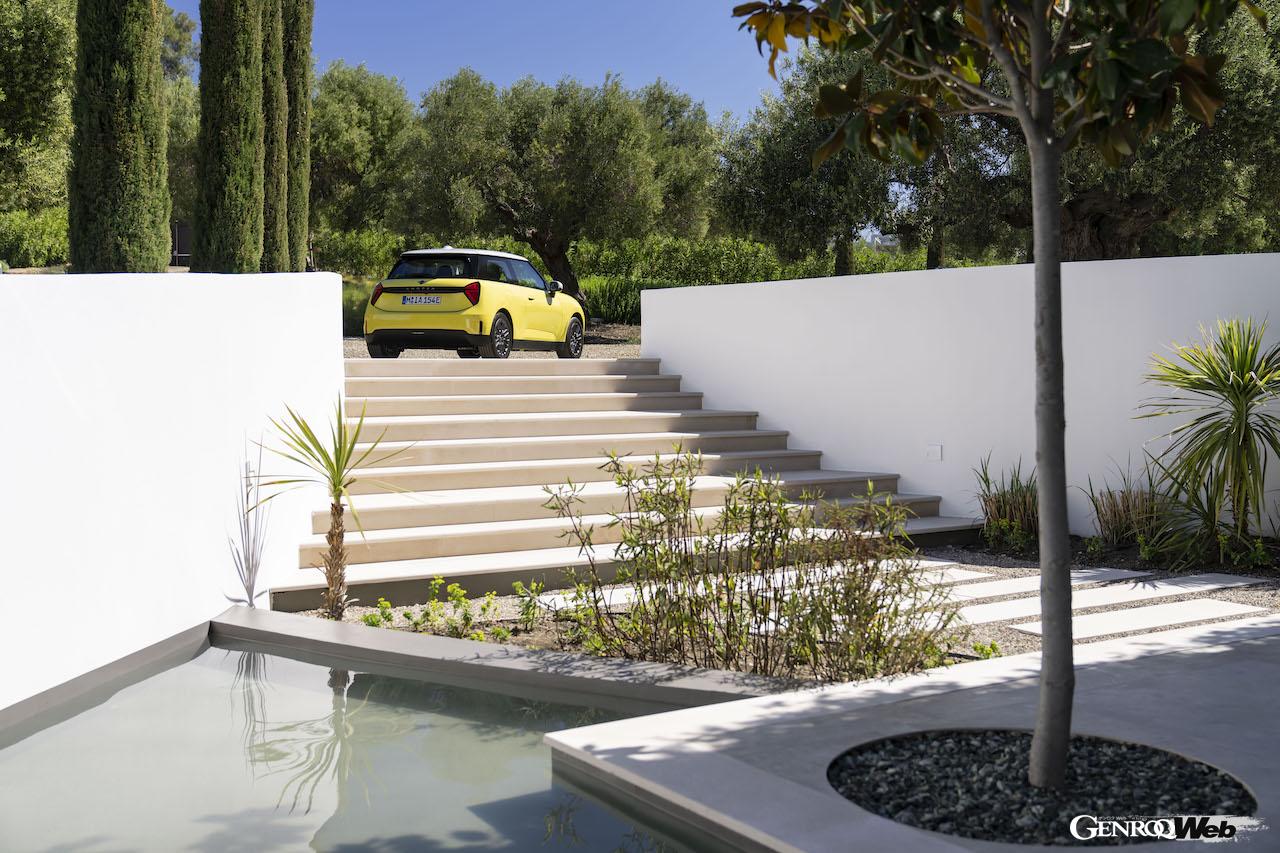 サニーサイド・イエローのボディカラーが青い空に映える「MINI クーパー E」。