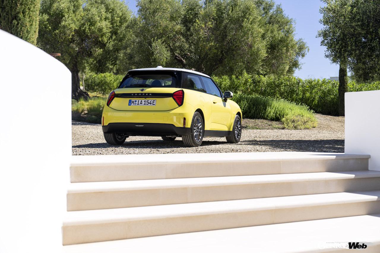 MINI クーパー E」でクラシックトリムを選んだらボディカラーはエーゲ