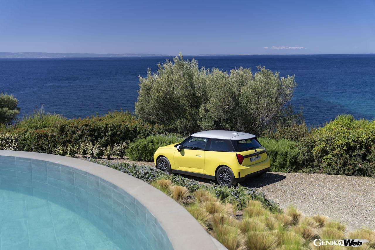 サニーサイド・イエローのボディカラーが青い空に映える「MINI クーパー E」。