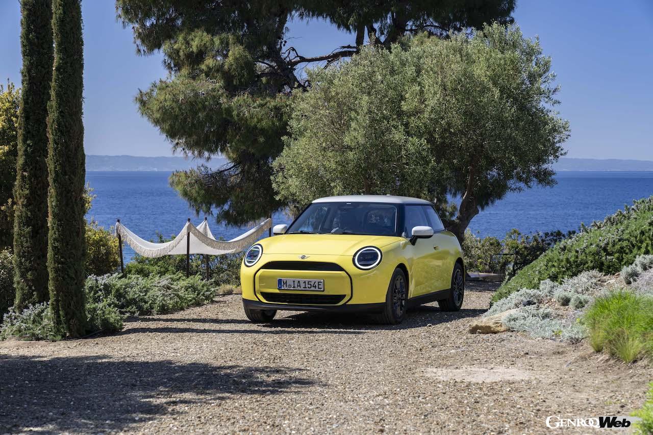 サニーサイド・イエローのボディカラーが青い空に映える「MINI クーパー E」。
