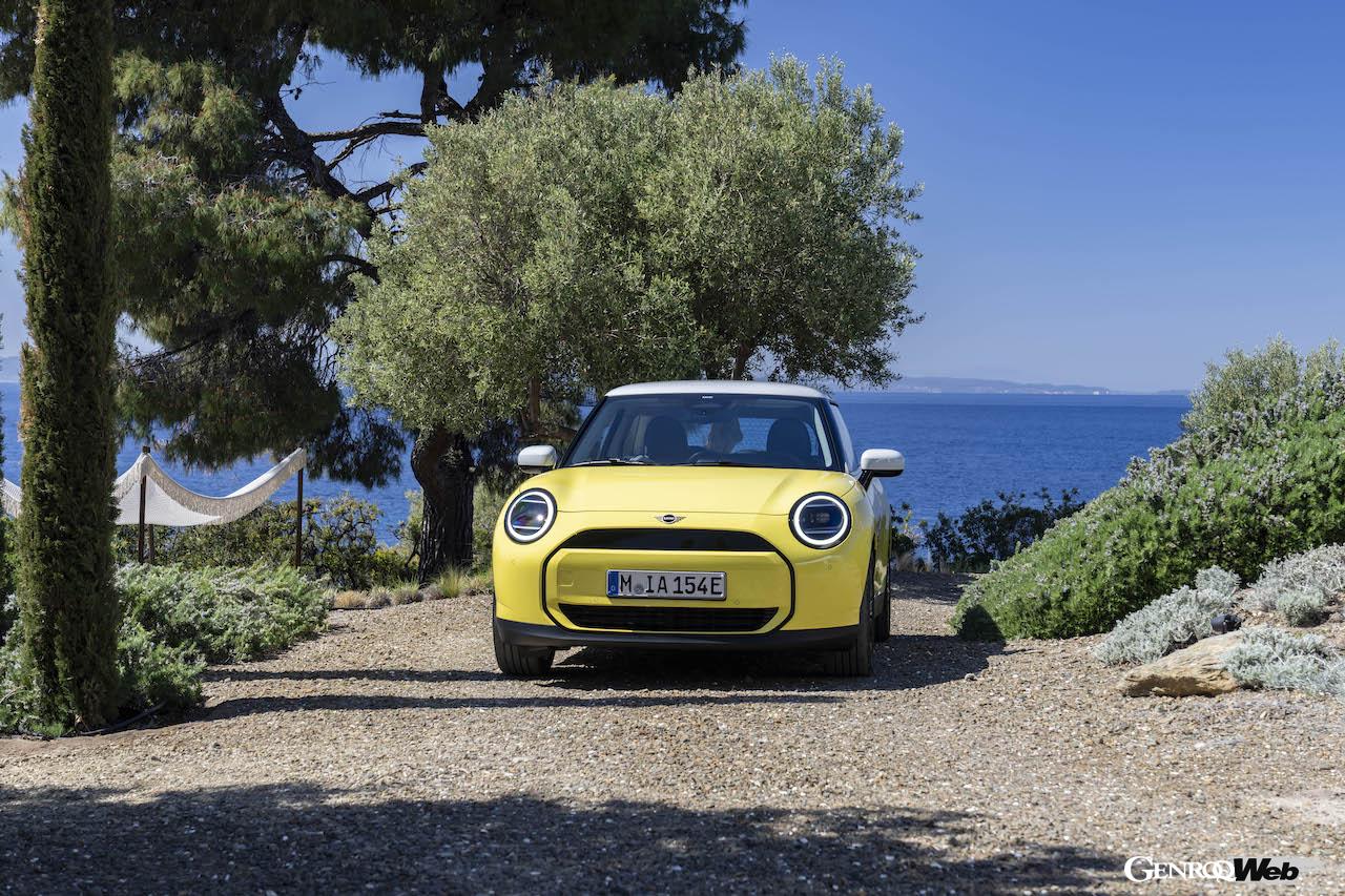サニーサイド・イエローのボディカラーが青い空に映える「MINI クーパー E」。
