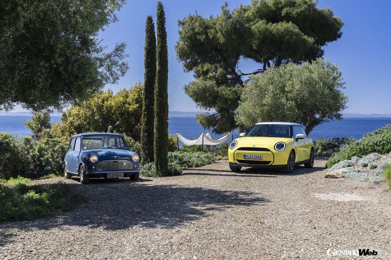 今回、ギリシャで行われたフォトシューティングには、エーゲ海を思わせる鮮やかなブルーを纏ったクラシック・ミニが持ち込まれた。