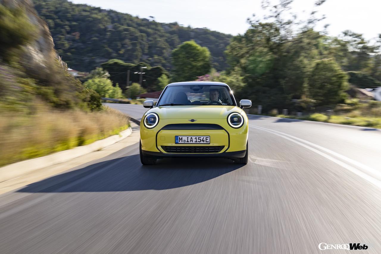 ギリシャを舞台に、その走行性能をアピールする「MINI クーパー E」。