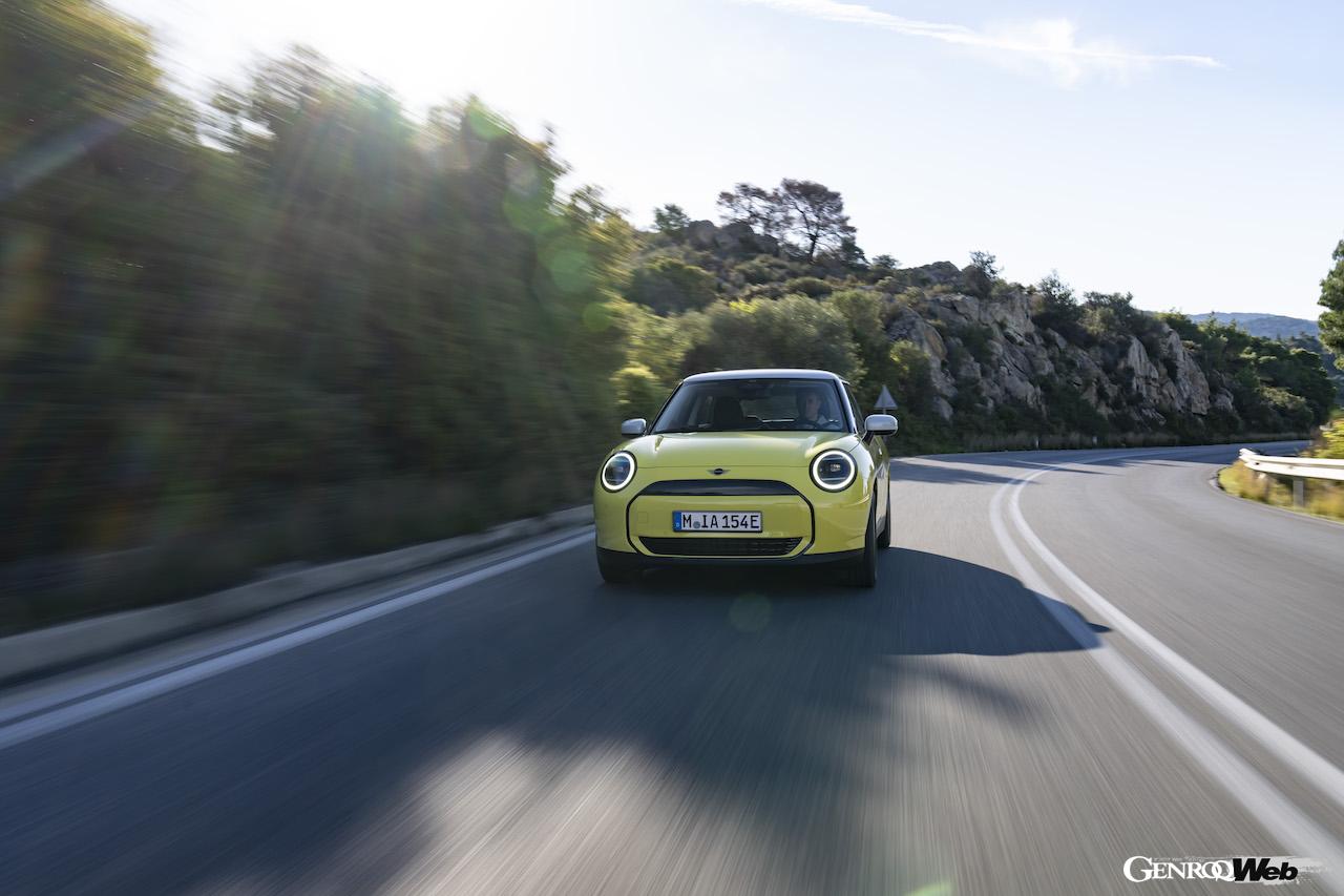 ギリシャを舞台に、その走行性能をアピールする「MINI クーパー E」。