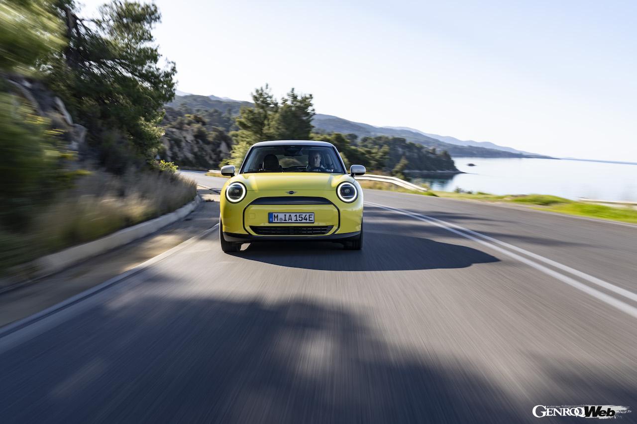 ギリシャを舞台に、その走行性能をアピールする「MINI クーパー E」。
