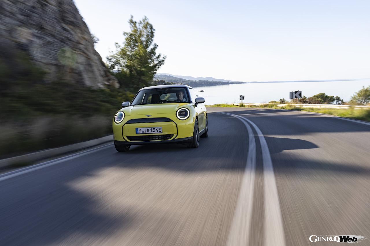 ギリシャを舞台に、その走行性能をアピールする「MINI クーパー E」。