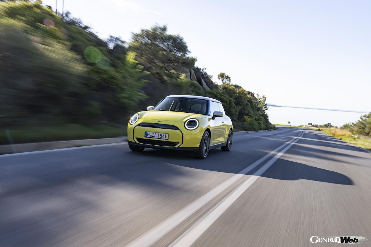 ギリシャを舞台に、その走行性能をアピールする「MINI クーパー E」。