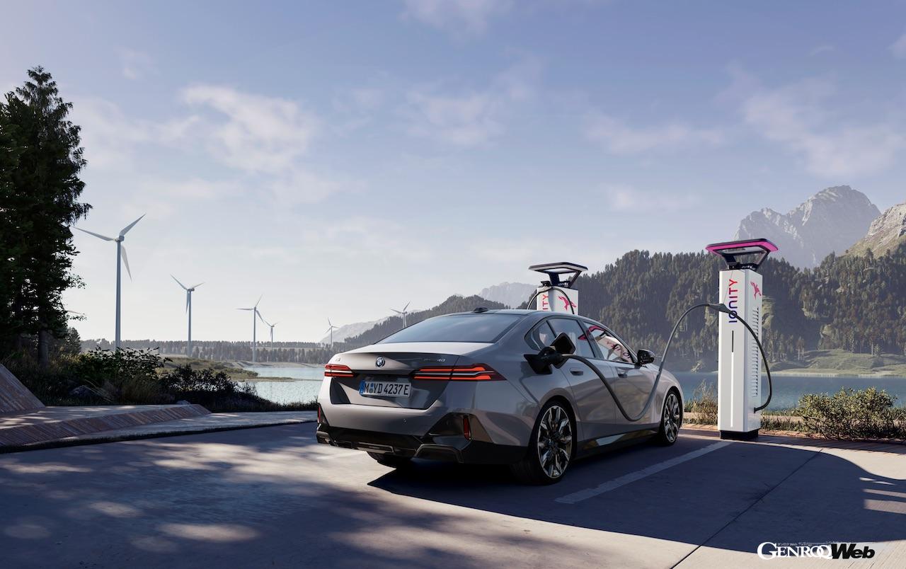 BMWが販売するEVには大容量のリチウムイオンバッテリーを搭載。「V2L」と「V2H」機能を導入することで、蓄えられた電気を様々な機器に活用できるようになる。