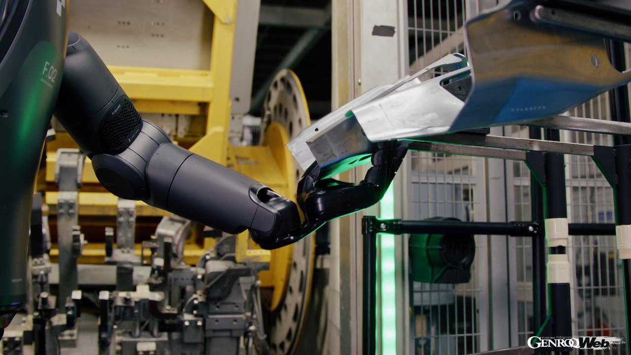 フィギュア社が開発した人型ロボット「フィギュア 02」は、組み立て工程に試験導入され、板金パーツを特定の固定具に挿入、シャシーの一部として組み立てることに成功した。