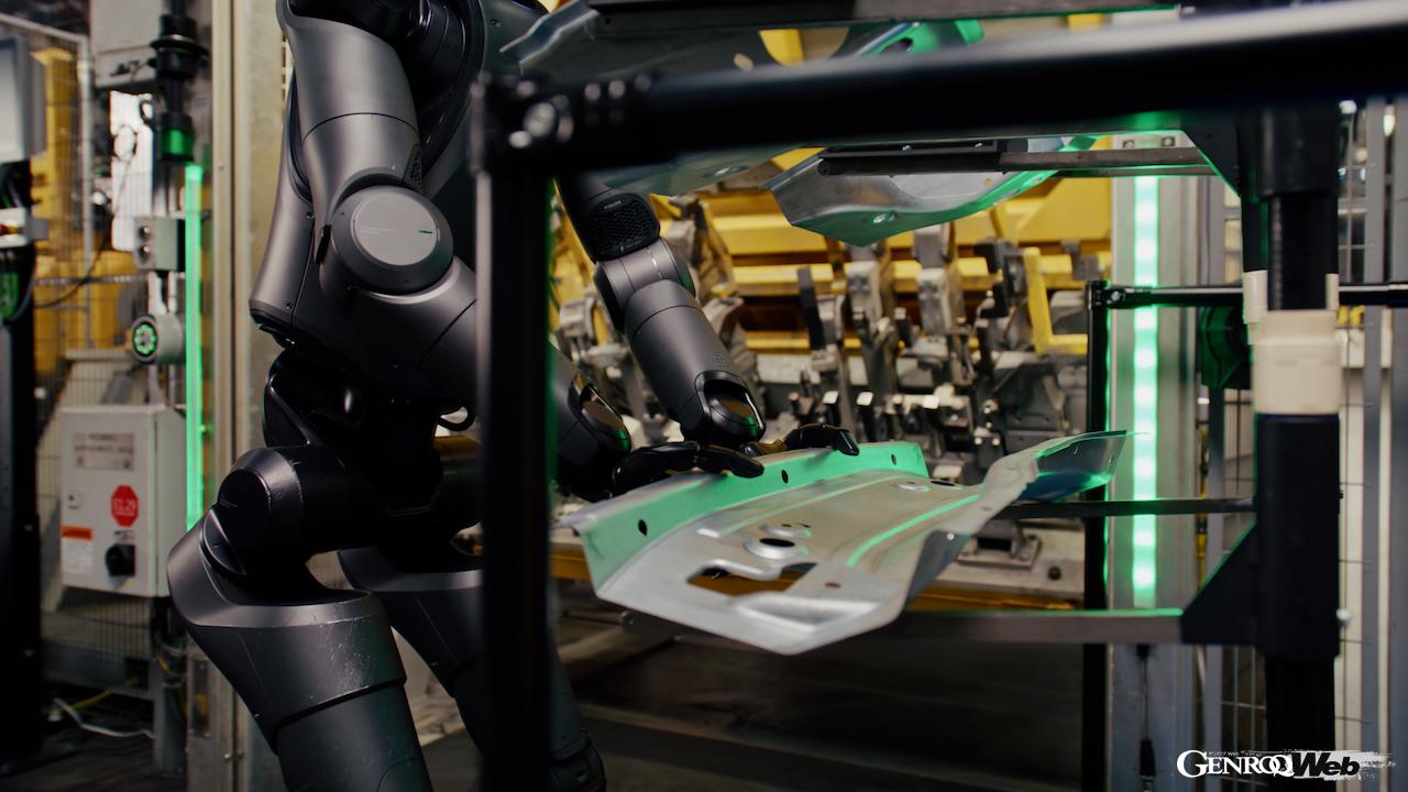 フィギュア社が開発した人型ロボット「フィギュア 02」は、組み立て工程に試験導入され、板金パーツを特定の固定具に挿入、シャシーの一部として組み立てることに成功した。