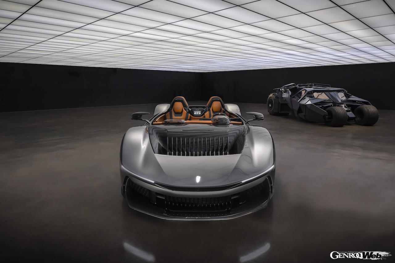 『ダークナイト』三部作 に登場したバットモービル「タンブラー」と「B95 ゴッサム」とのフォトシューティングを公開した。