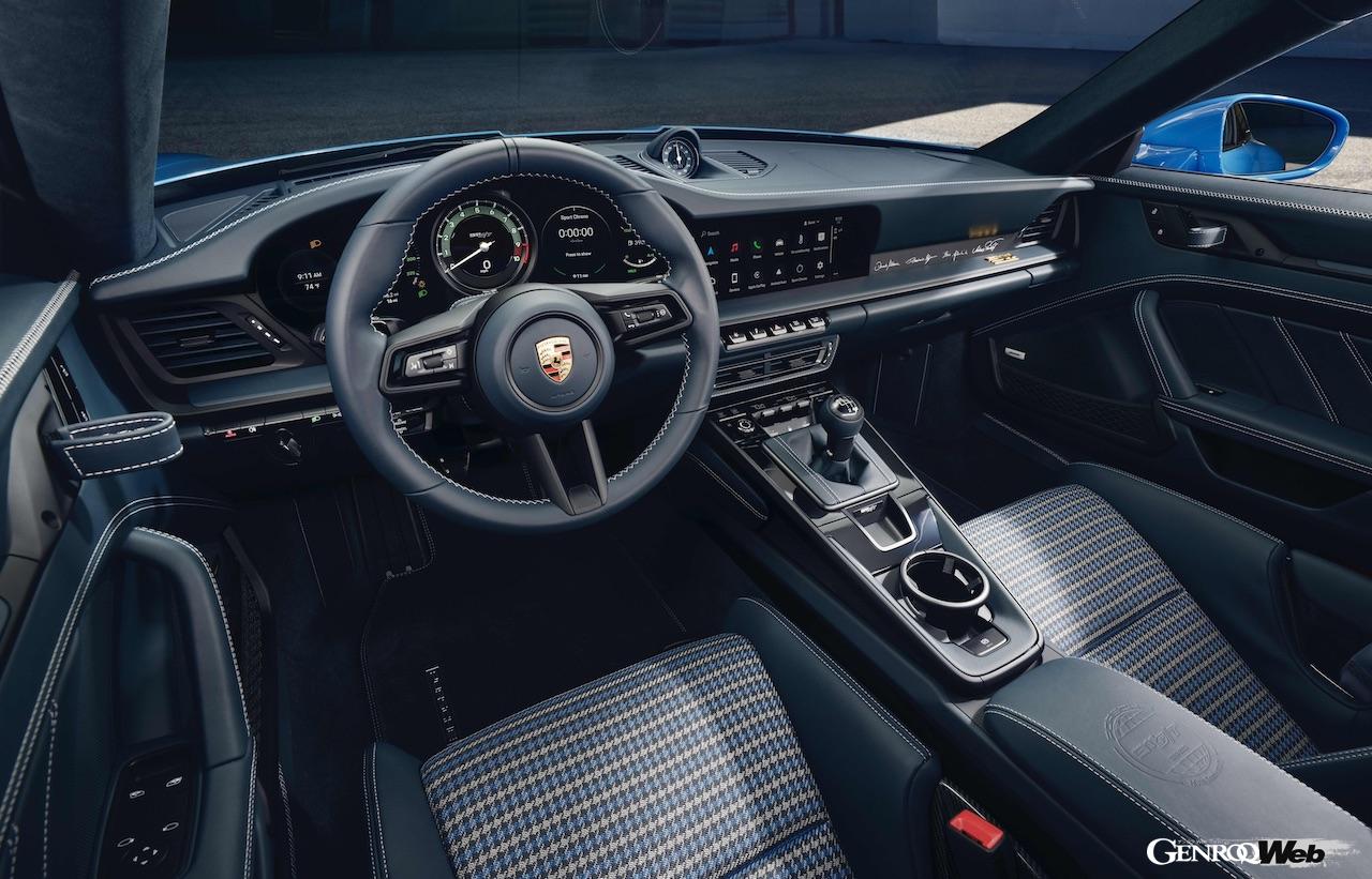 最新世代の911にクラシカルなエッセンスを加えているのは、シートのペピタパターン（千鳥格子）。グラファイトブルー、チョーク、ブルーの3色がチョイスされた。