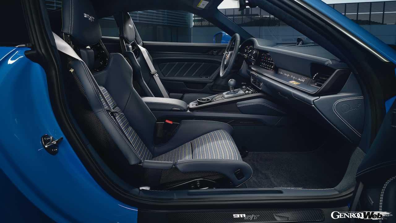最新世代の911にクラシカルなエッセンスを加えているのは、シートのペピタパターン（千鳥格子）。グラファイトブルー、チョーク、ブルーの3色がチョイスされた。