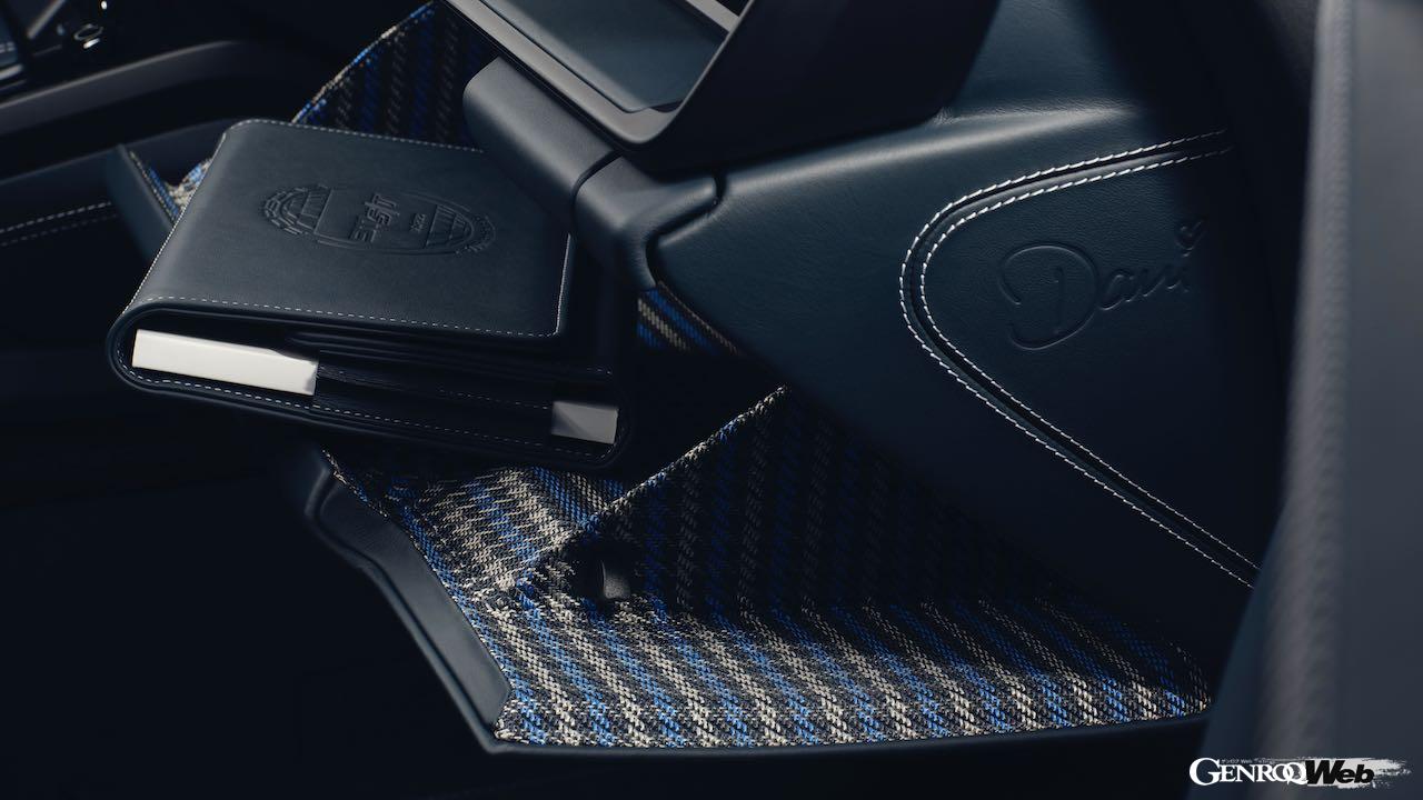 最新世代の911にクラシカルなエッセンスを加えているのは、シートのペピタパターン（千鳥格子）。グラファイトブルー、チョーク、ブルーの3色がチョイスされた。