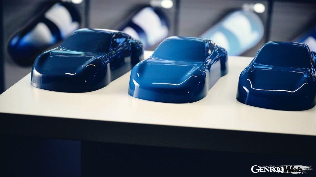 カル二チェロの求めるブルーを作り上げるために、カラー&トリム・デザイナーのダニエラ・ミロシェヴィッチは、4つのブルーにペイントされたペイントフロッグを用意した。