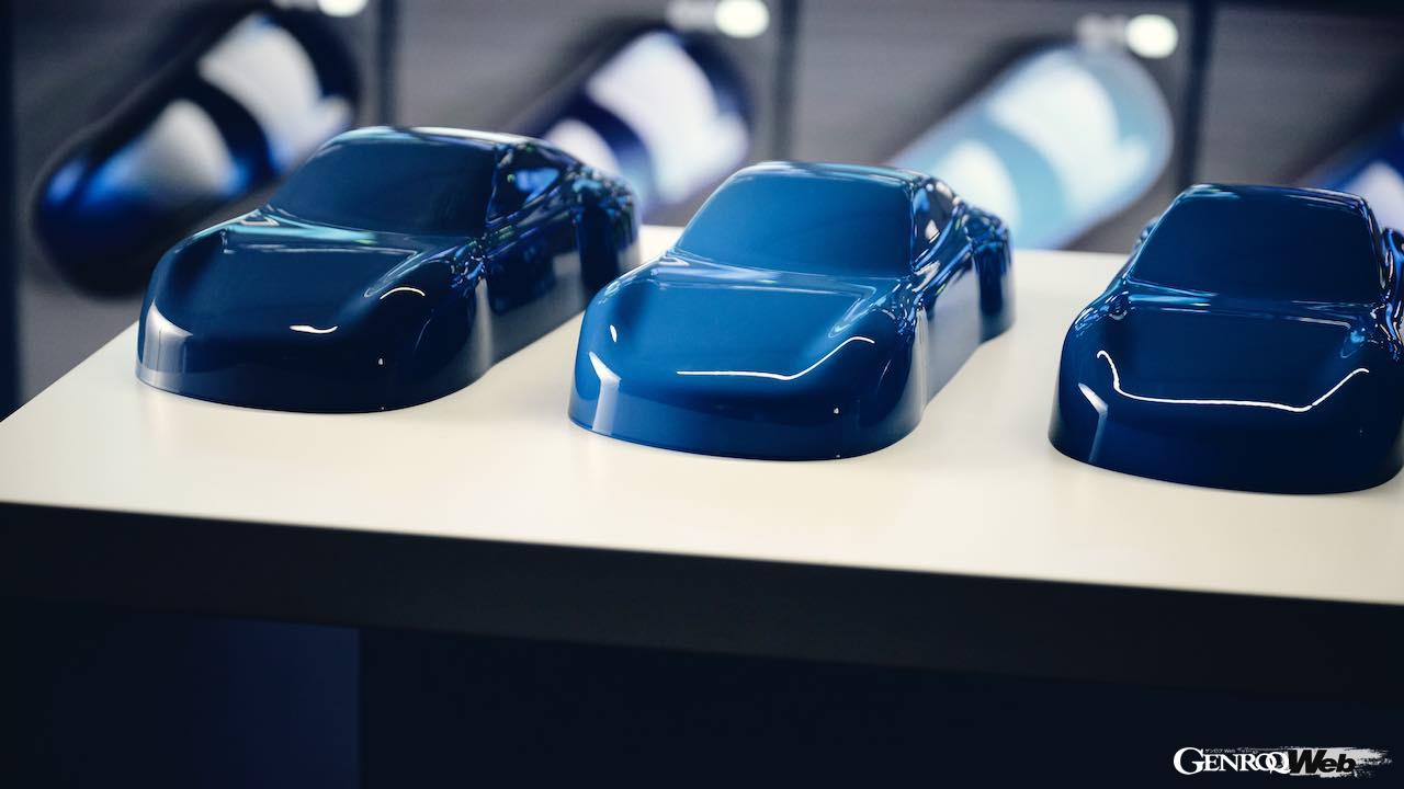 カル二チェロの求めるブルーを作り上げるために、カラー＆トリム・デザイナーのダニエラ・ミロシェヴィッチは、4つのブルーにペイントされたペイントフロッグを用意した。