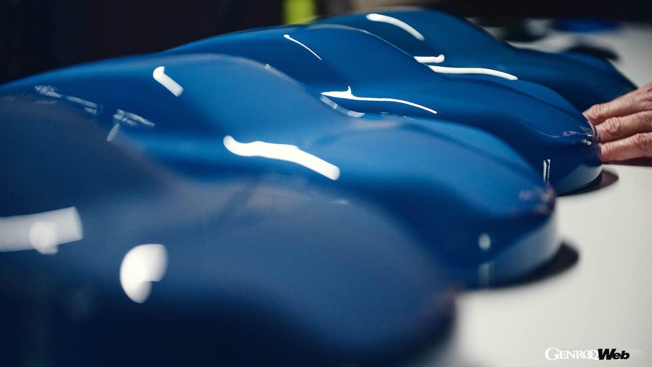 カル二チェロの求めるブルーを作り上げるために、カラー＆トリム・デザイナーのダニエラ・ミロシェヴィッチは、4つのブルーにペイントされたペイントフロッグを用意した。