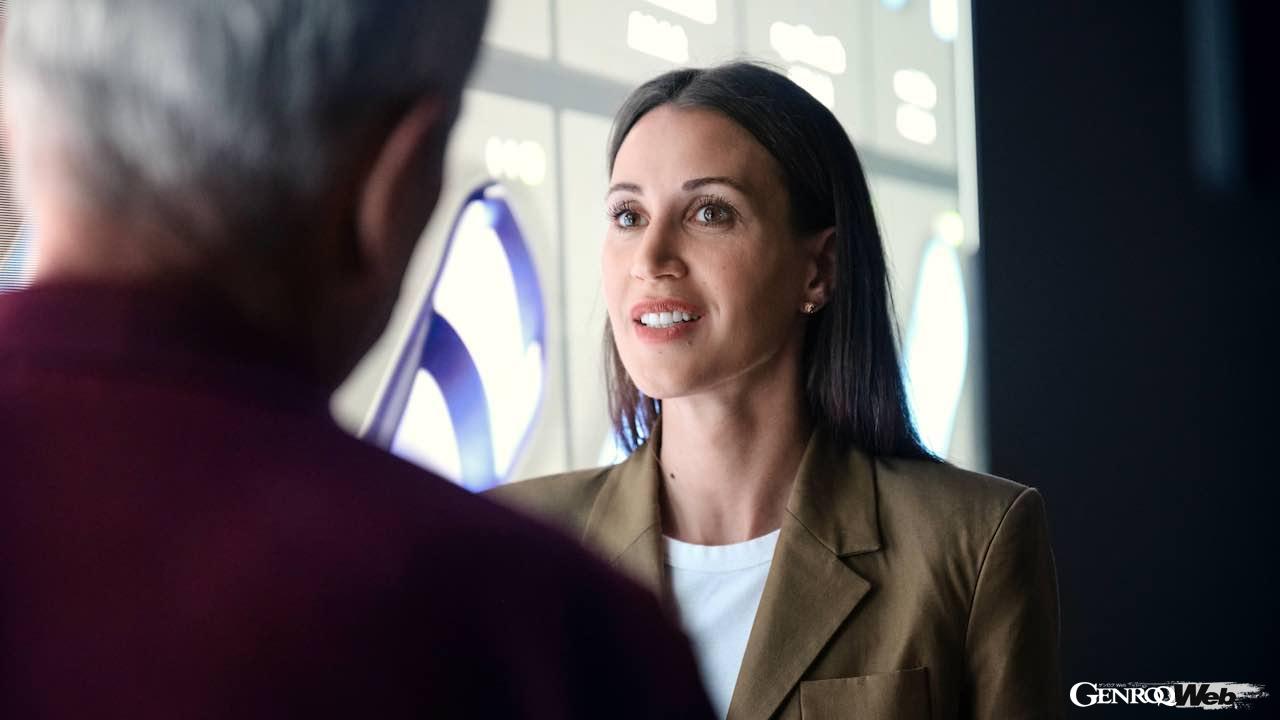 世界的なポルシェ・コレクターのホルヘ・カル二チェロと共に、特別なブルーを制作するダニエラ・ミロシェヴィッチ。