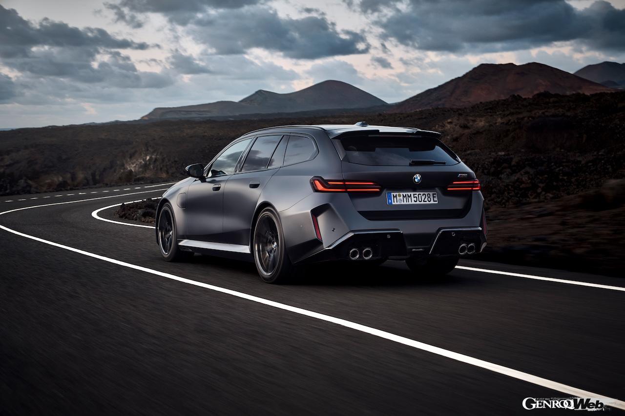 新型「BMW M5 ツーリング」の走行シーン。