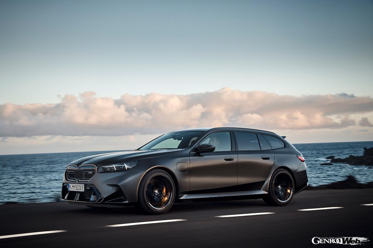 新型「BMW M5 ツーリング」の走行シーン。