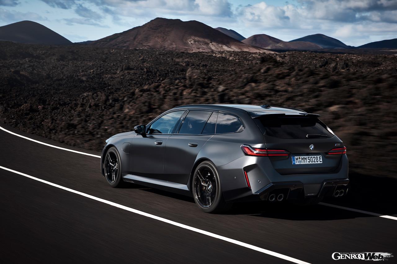 新型「BMW M5 ツーリング」の走行シーン。