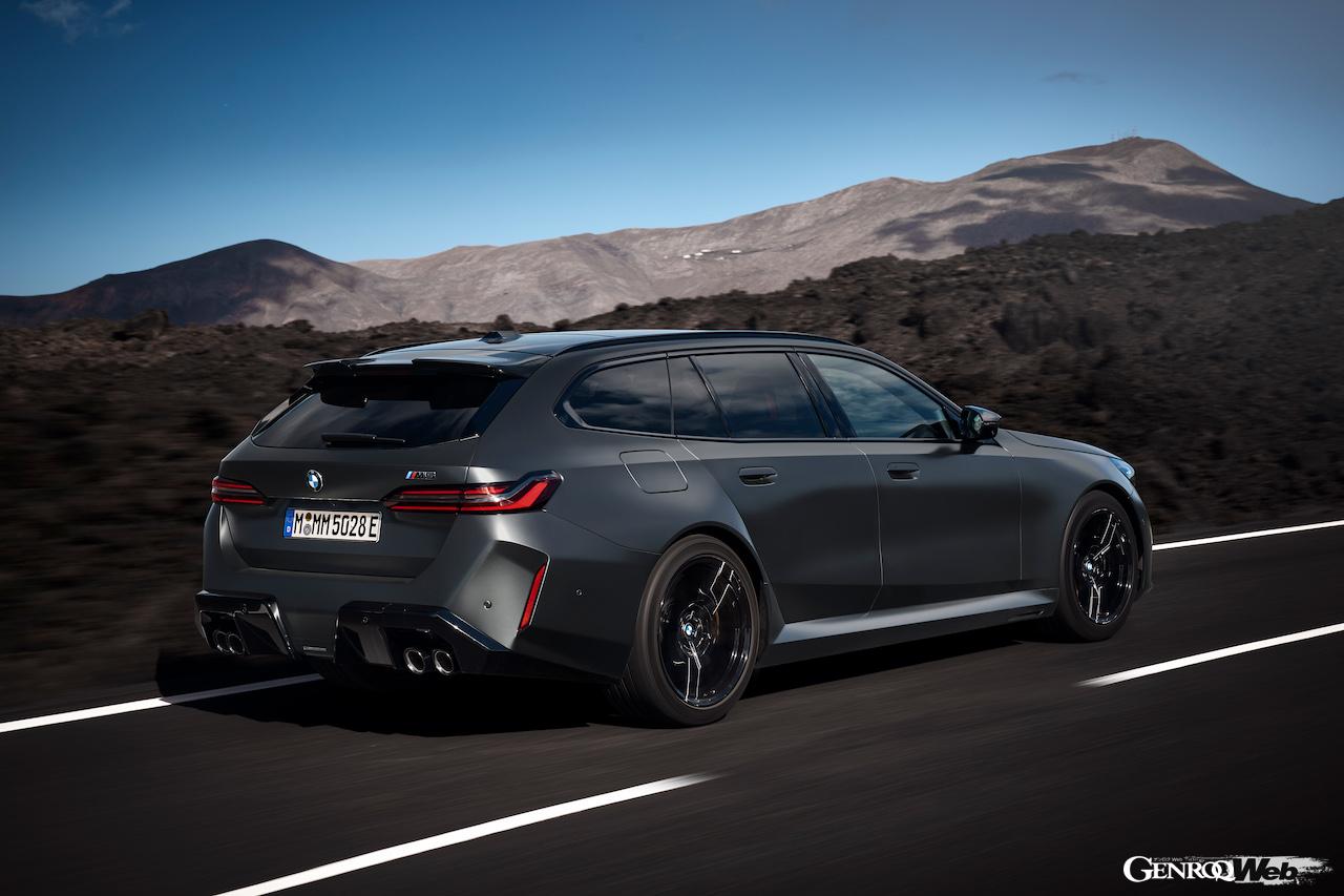 新型「BMW M5 ツーリング」の走行シーン。