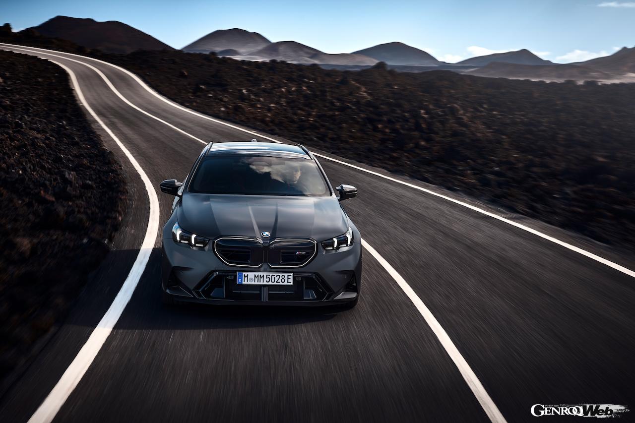 新型「BMW M5 ツーリング」の走行シーン。