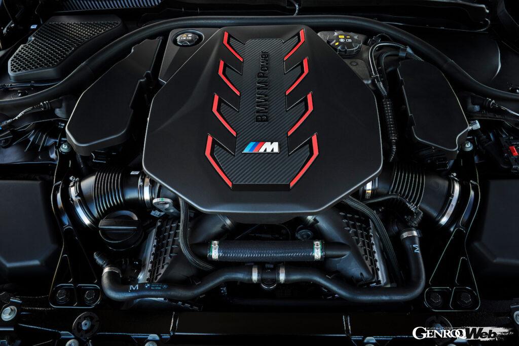 4.4リッターV型8気筒Mツインパワーガソリンターボエンジンは、エンジン単体で593PSを発揮。電気モーターを組み合わせることで、最高システム出力737PSという強大なパワーを実現した。