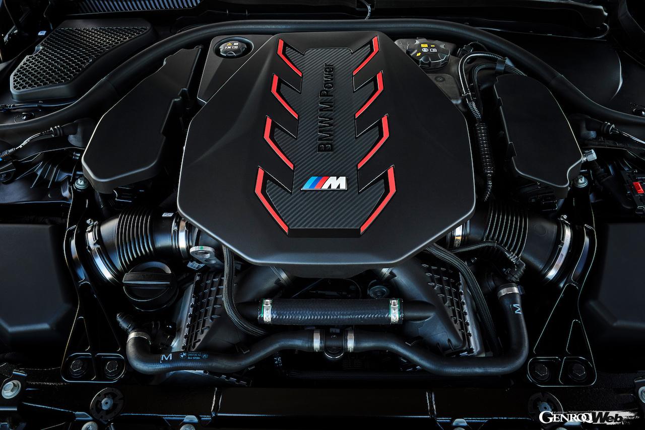 4.4リッターV型8気筒Mツインパワーガソリンターボエンジンは、エンジン単体で593PSを発揮。電気モーターを組み合わせることで、最高システム出力737PSという強大なパワーを実現した。