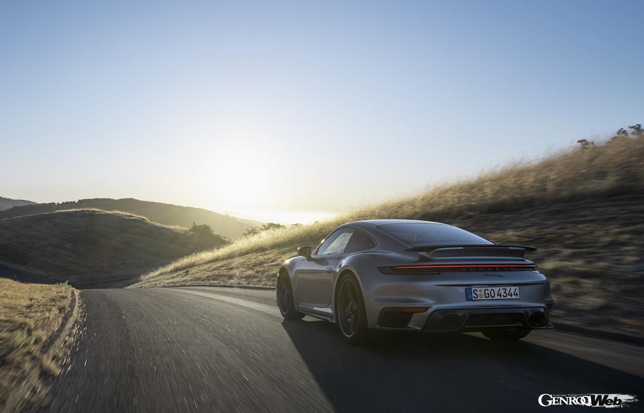 世界限定1974台が製造される、「ポルシェ911 ターボ 50イヤーズ」の走行シーン。