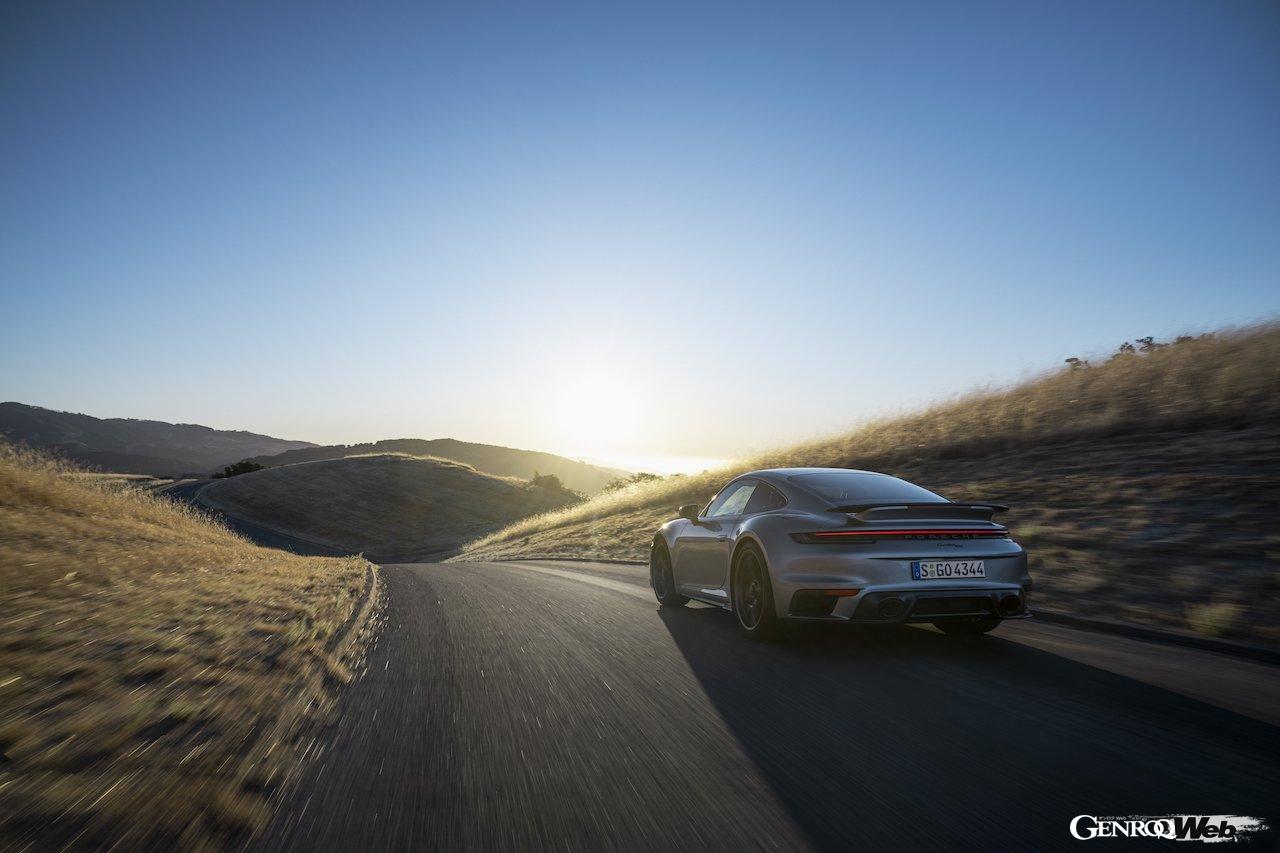 世界限定1974台が製造される、「ポルシェ911 ターボ 50イヤーズ」の走行シーン。