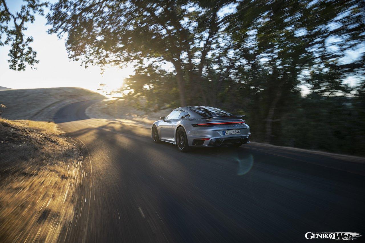 世界限定1974台が製造される、「ポルシェ911 ターボ 50イヤーズ」の走行シーン。