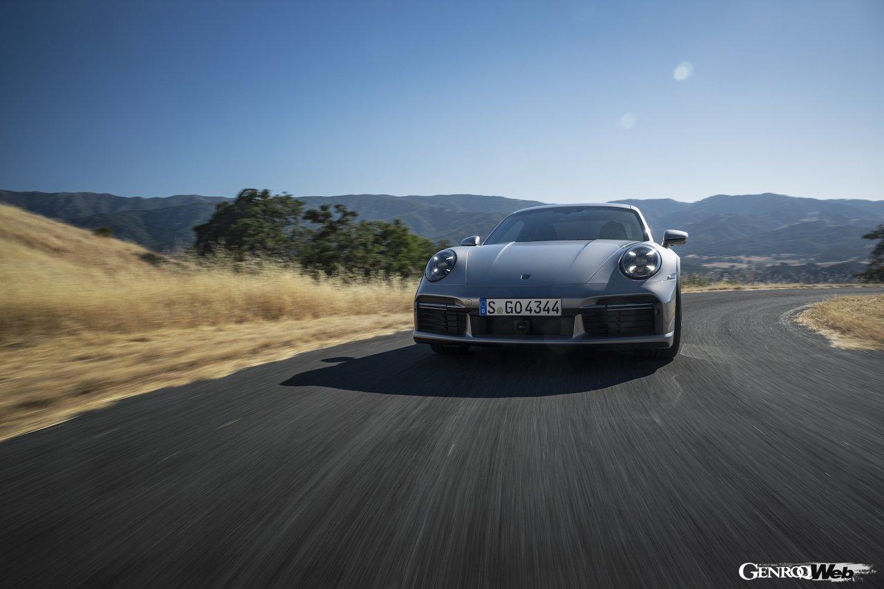世界限定1974台が製造される、「ポルシェ911 ターボ 50イヤーズ」の走行シーン。