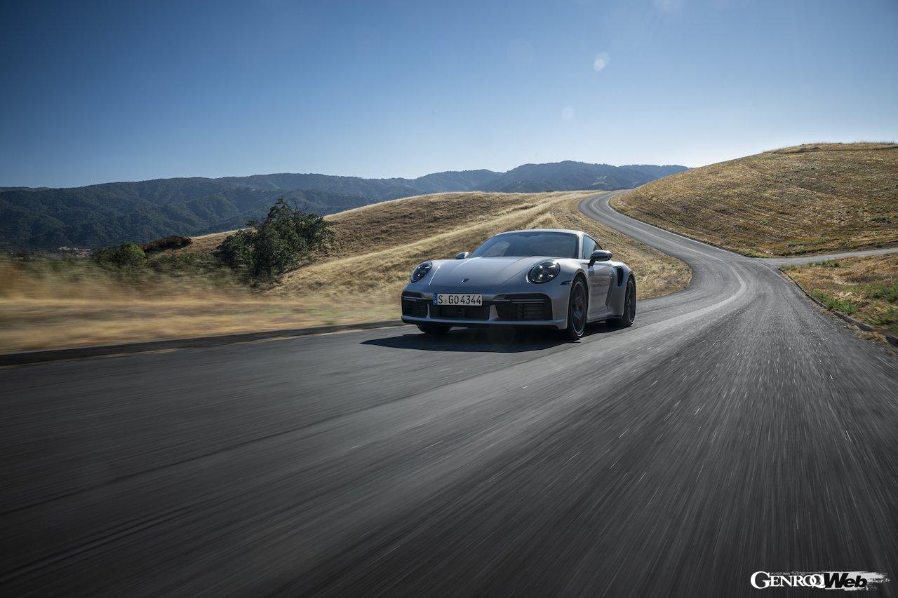 世界限定1974台が製造される、「ポルシェ911 ターボ 50イヤーズ」の走行シーン。