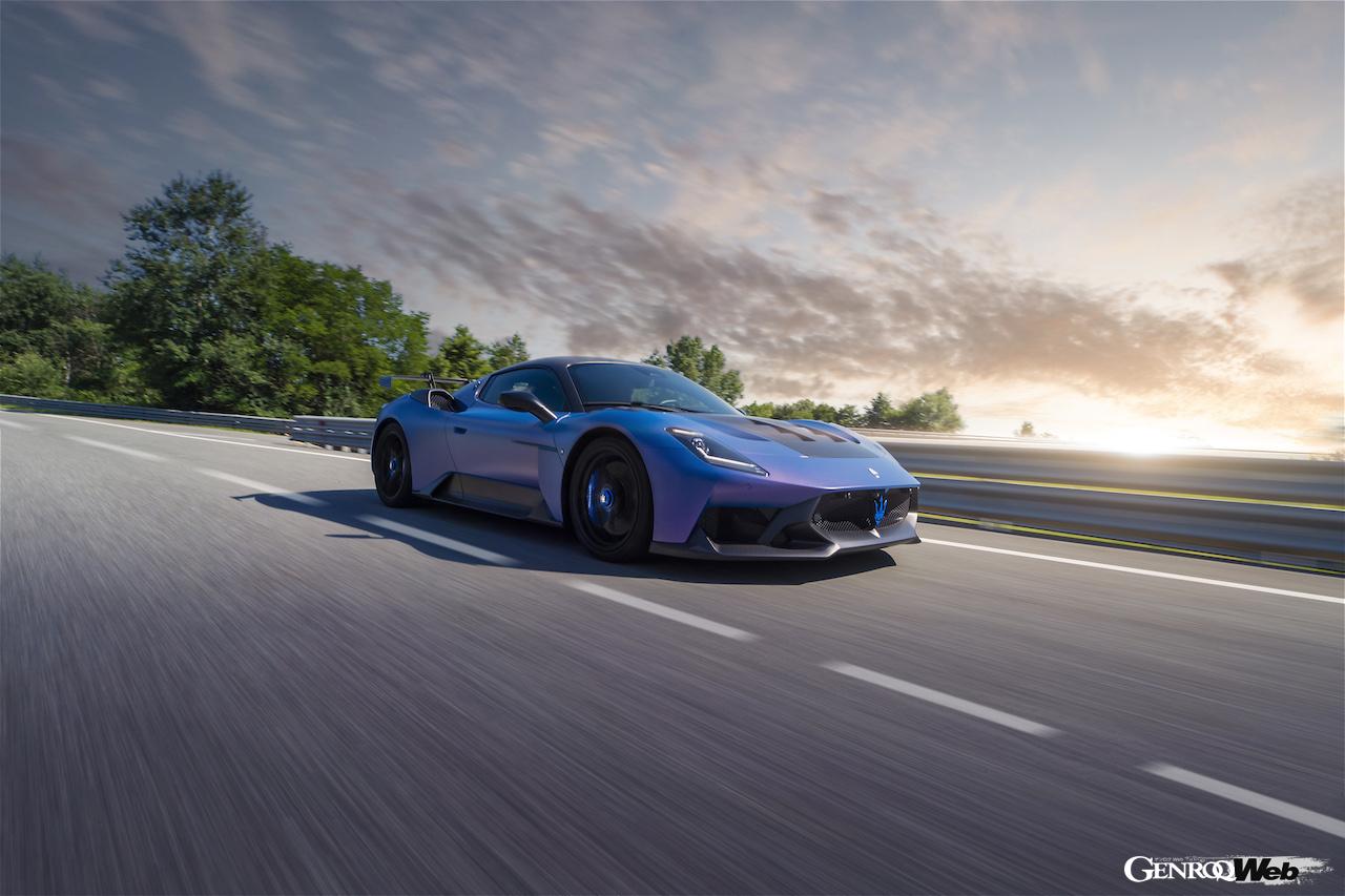 公道走行可能なレーシングカー、「マセラティ GT2 ストラダーレ」の走行シーン。