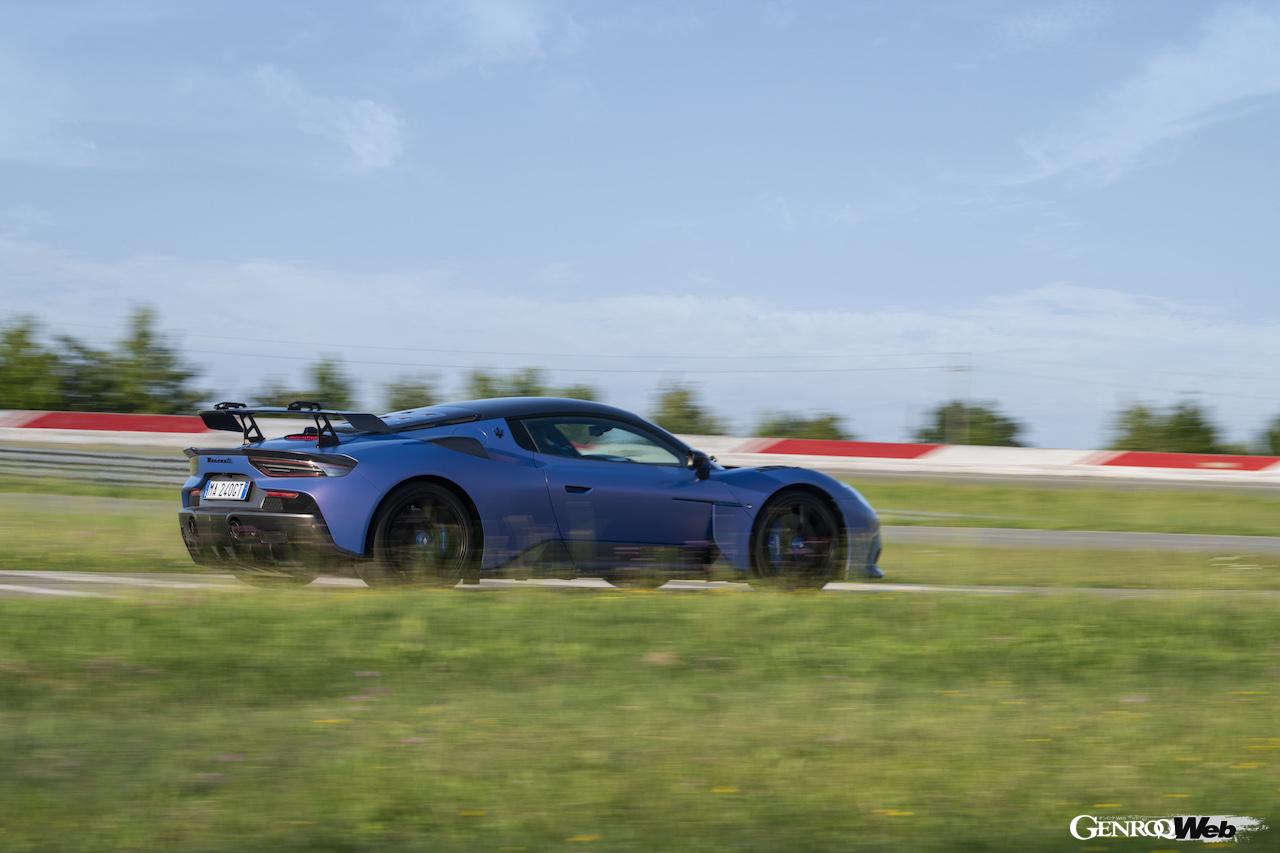 公道走行可能なレーシングカー、「マセラティ GT2 ストラダーレ」の走行シーン。