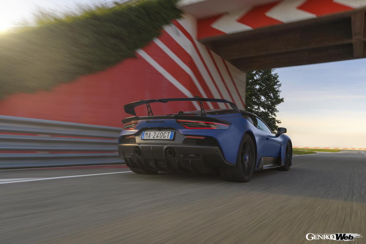 公道走行可能なレーシングカー、「マセラティ GT2 ストラダーレ」の走行シーン。