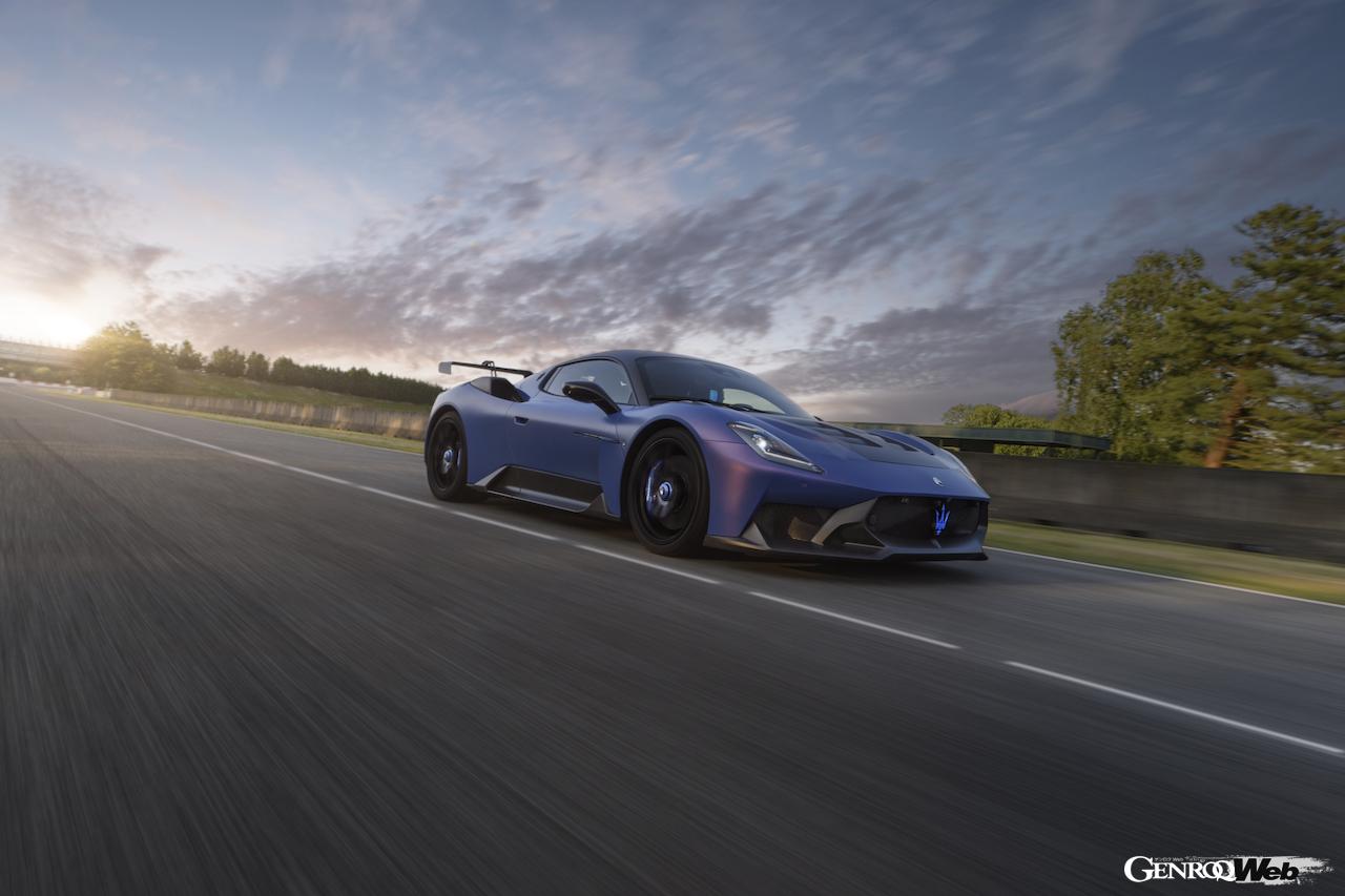 公道走行可能なレーシングカー、「マセラティ GT2 ストラダーレ」の走行シーン。